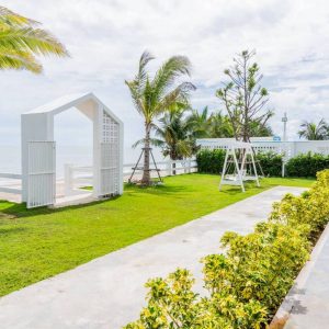 สนามหญ้าริมทะเลกุยบุรีพร้อมชิงช้าและทางเดินลงชายหาด